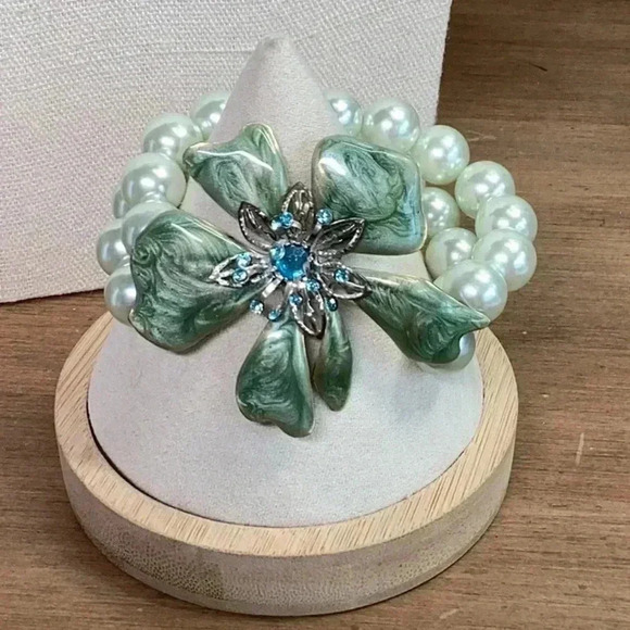 Green Enamel Flower Bracelet with Blue Rhinestone detail and Green Glass Beads - Picture 1 of 5